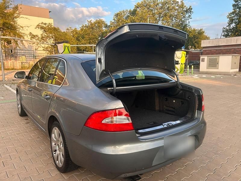 Gebraucht Skoda Superb 160 PS (117 kW) 2010 Grau Limousine