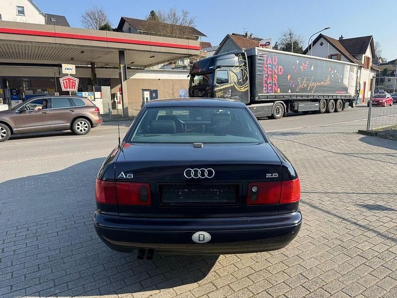 Second-hand Audi A8 193 CP (141 kW) 1997 Albastru Berlinǎ