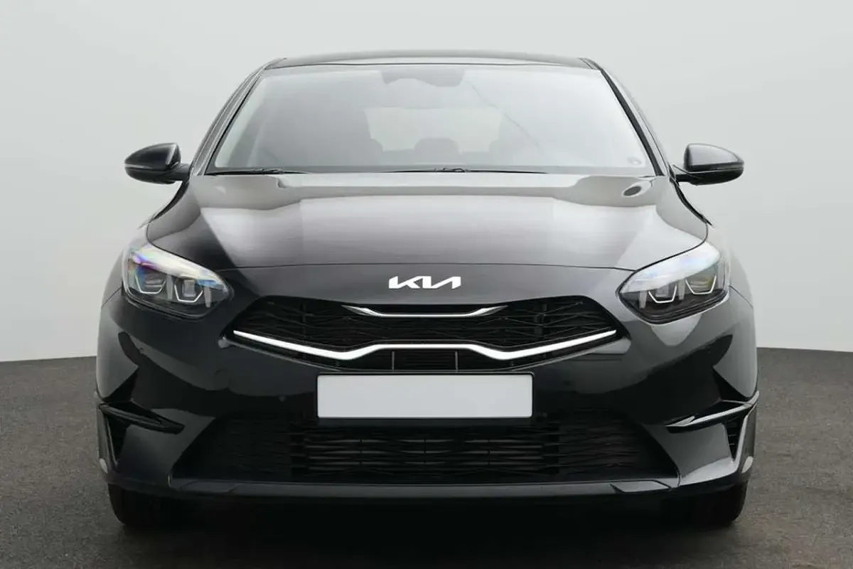 Gebraucht Kia Ceed 140 PS (102 kW) 2025 Zilinaschwarz metall Kleinwagen