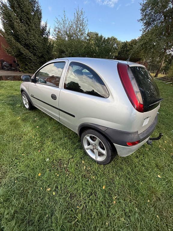 Grau Gebraucht 2002 Opel Corsa Eco Limousine | 1.600 € (Fairer Preis) - Bild 1/4