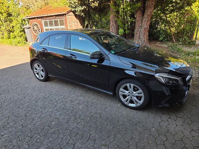 Gebraucht Mercedes A180 122 PS (89 kW) 2016 Schwarz Limousine