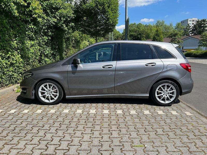 Gebraucht Mercedes B250 Urban 211 PS (155 kW) 2015 Grau Van / Kleinbus