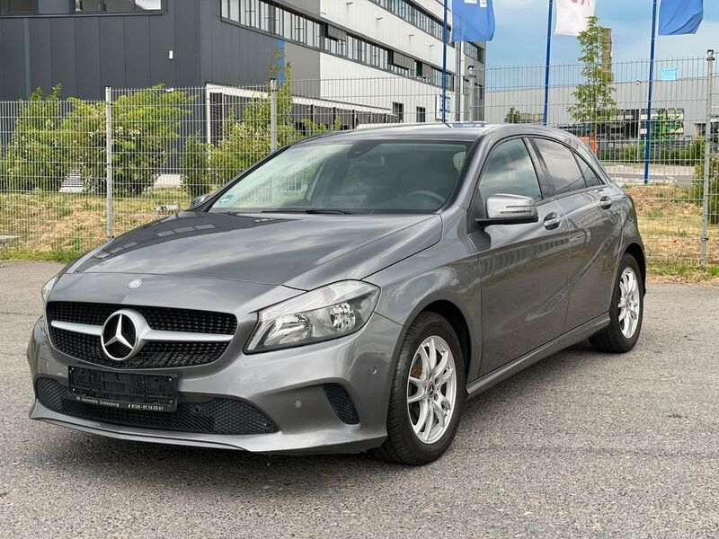 Grau Gebraucht 2015 Mercedes A180 Limousine | 14.490 € (Fairer Preis) - Bild 1/4