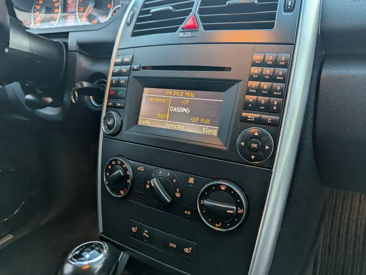Gebraucht Mercedes A160 Avantgarde 95 PS (69 kW) 2010 Schwarz Kleinwagen