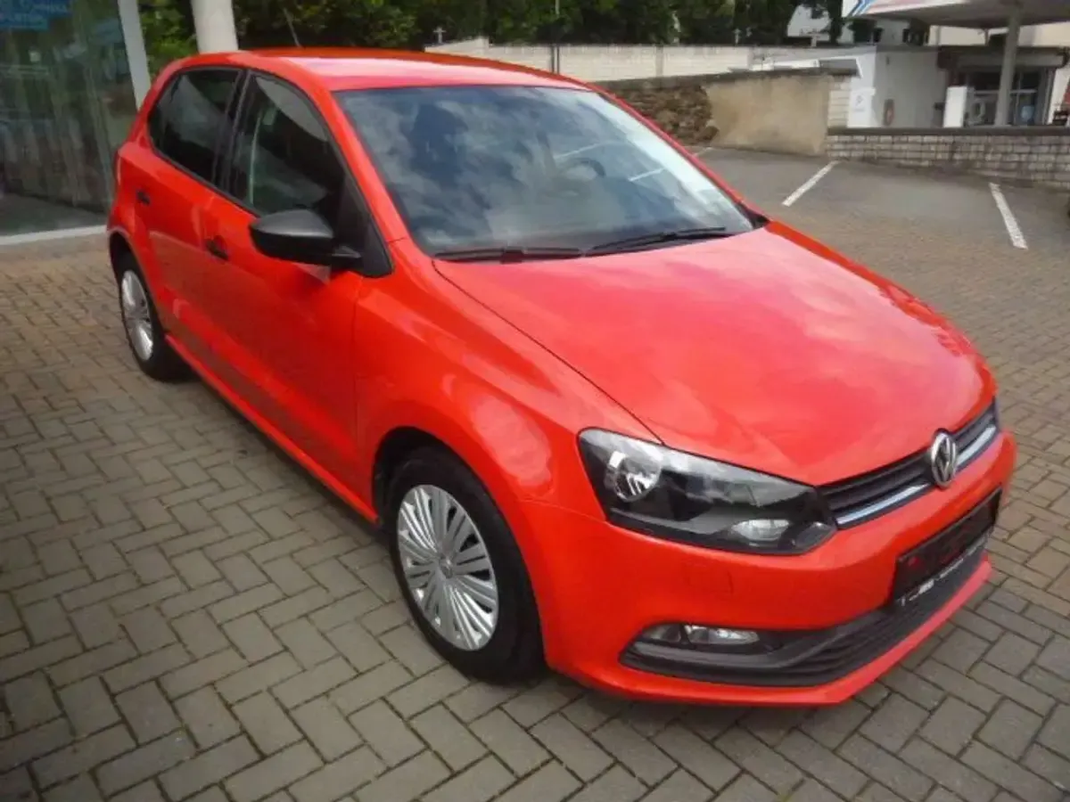Gebraucht VW Polo Trendline 60 PS (44 kW) 2016 Flashrot Limousine