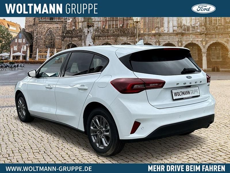 Gebraucht Ford Focus Titanium 125 PS (91 kW) 2022 Frostweiß Limousine