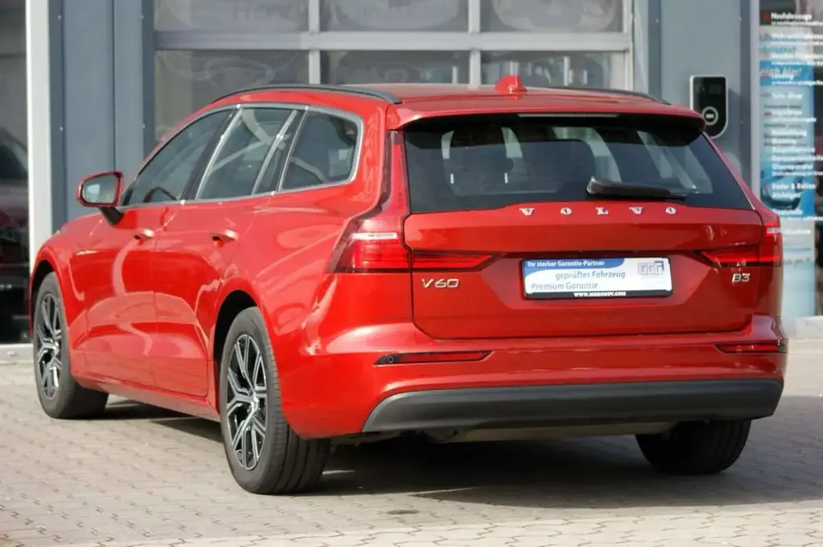 Gebraucht Volvo V60 Core 163 PS (119 kW) 2022 Fusion red metallic Kombi