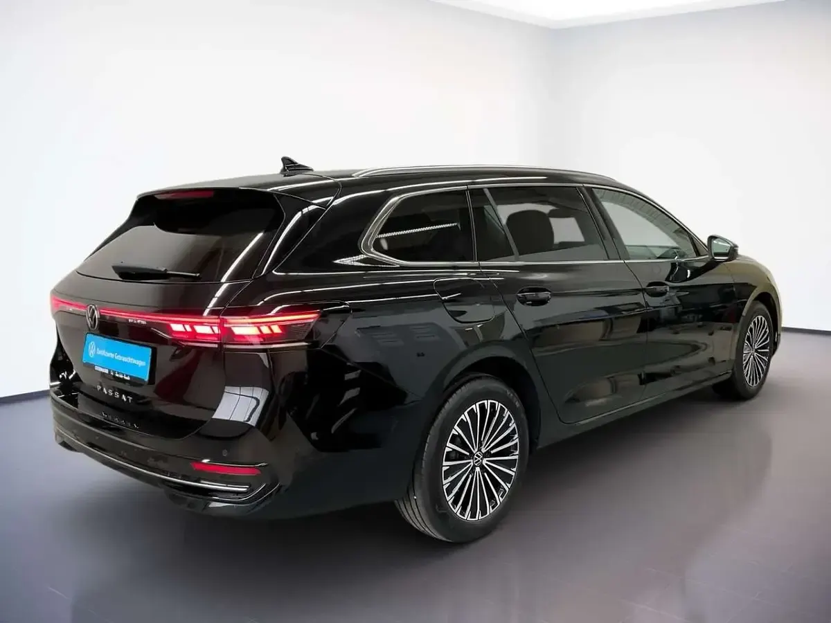 Gebraucht VW Passat Elegance 150 PS (110 kW) 2024 Schwarz Kombi