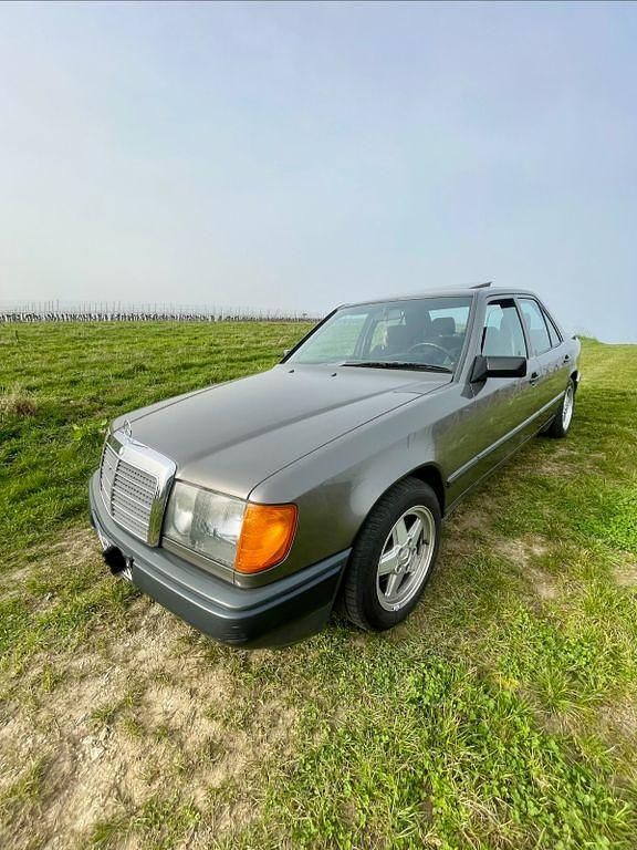 Gebraucht Mercedes 200 105 PS (77 kW) 1988 Schwarz Limousine