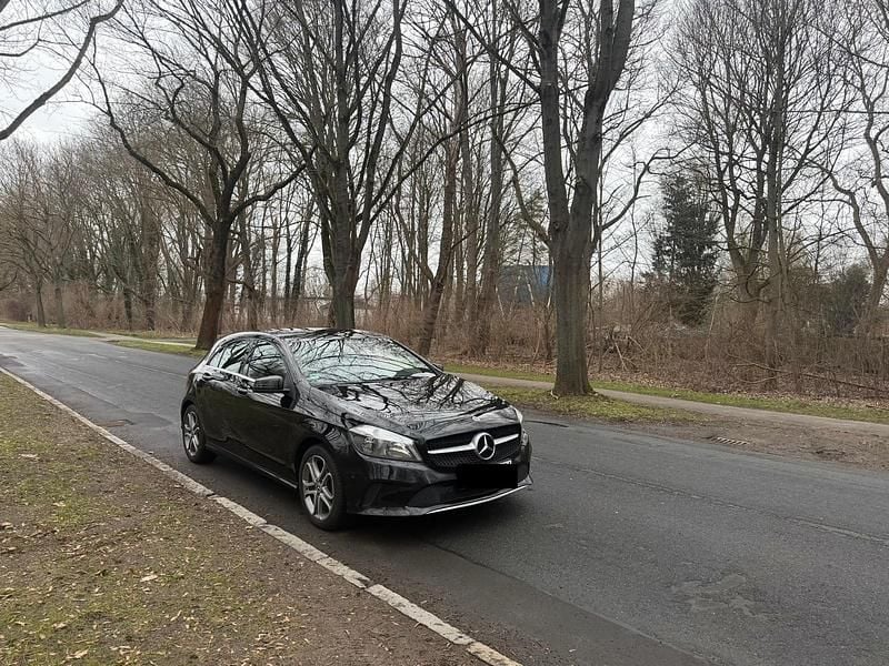 Gebraucht Mercedes A180 109 PS (80 kW) 2017 Schwarz Kleinwagen