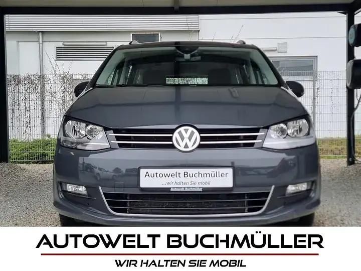 Grau Gebraucht 2022 VW Sharan Van / Kleinbus | 26.980 € (Guter Preis) - Bild 1/4
