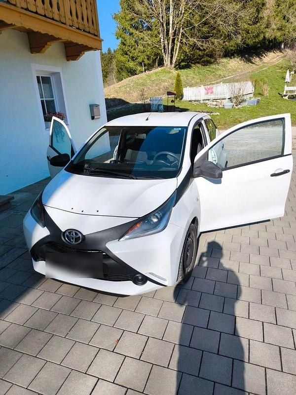 Gebraucht Toyota Aygo 69 PS (50 kW) 2017 Weiß Kleinwagen