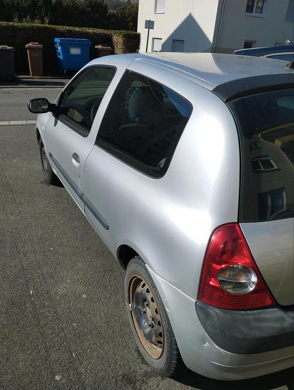Gebraucht Renault Clio II 94 PS (69 kW) 2005 Silber Kleinwagen