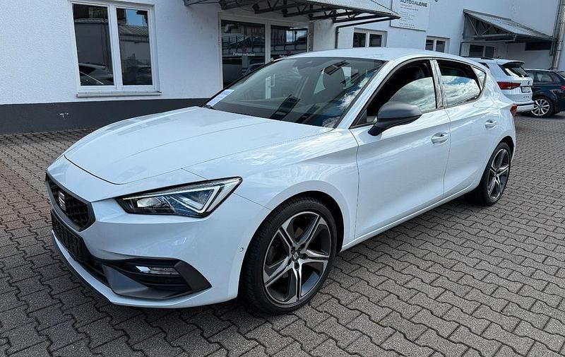 Weiß Gebraucht 2022 Seat Leon FR Limousine | 20.799 € (Fairer Preis) - Bild 1/4