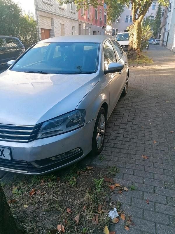 Silber Gebraucht 2013 VW Passat Limousine | 2.300 € - Bild 1/4
