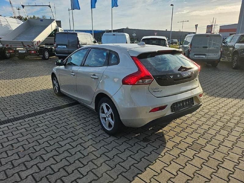 Gebraucht Volvo V40 Kinetic 122 PS (89 kW) 2018 Luminous sand / metallic Kombi