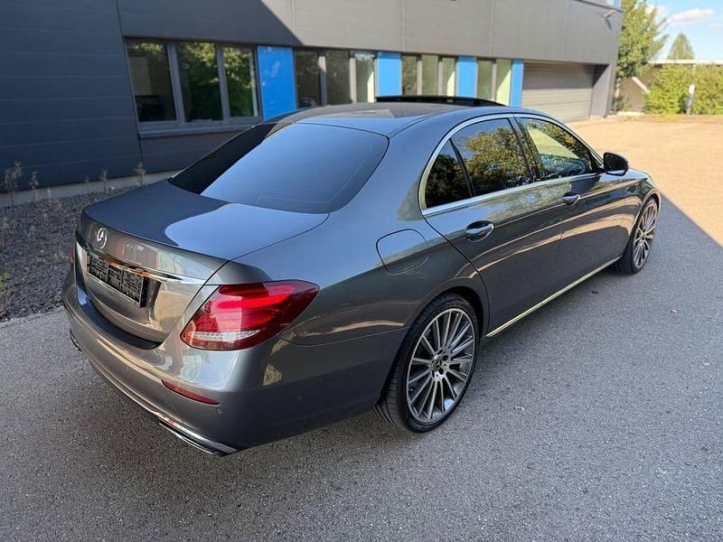 Grau Gebraucht 2018 Mercedes E220 Limousine | 18.999 € (Superpreis) - Bild 1/4