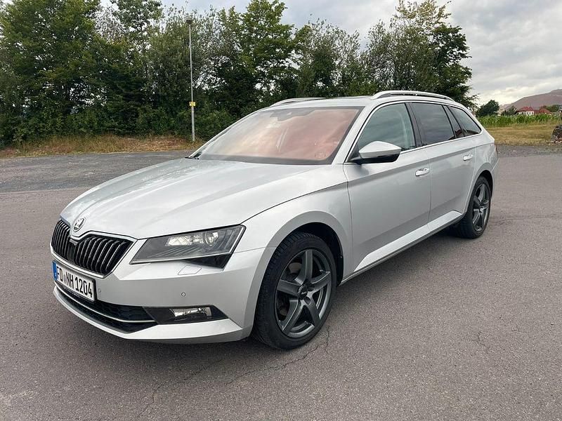 Silber Gebraucht 2016 Skoda Superb Style Kombi | 17.600 € (Fairer Preis) - Bild 1/4