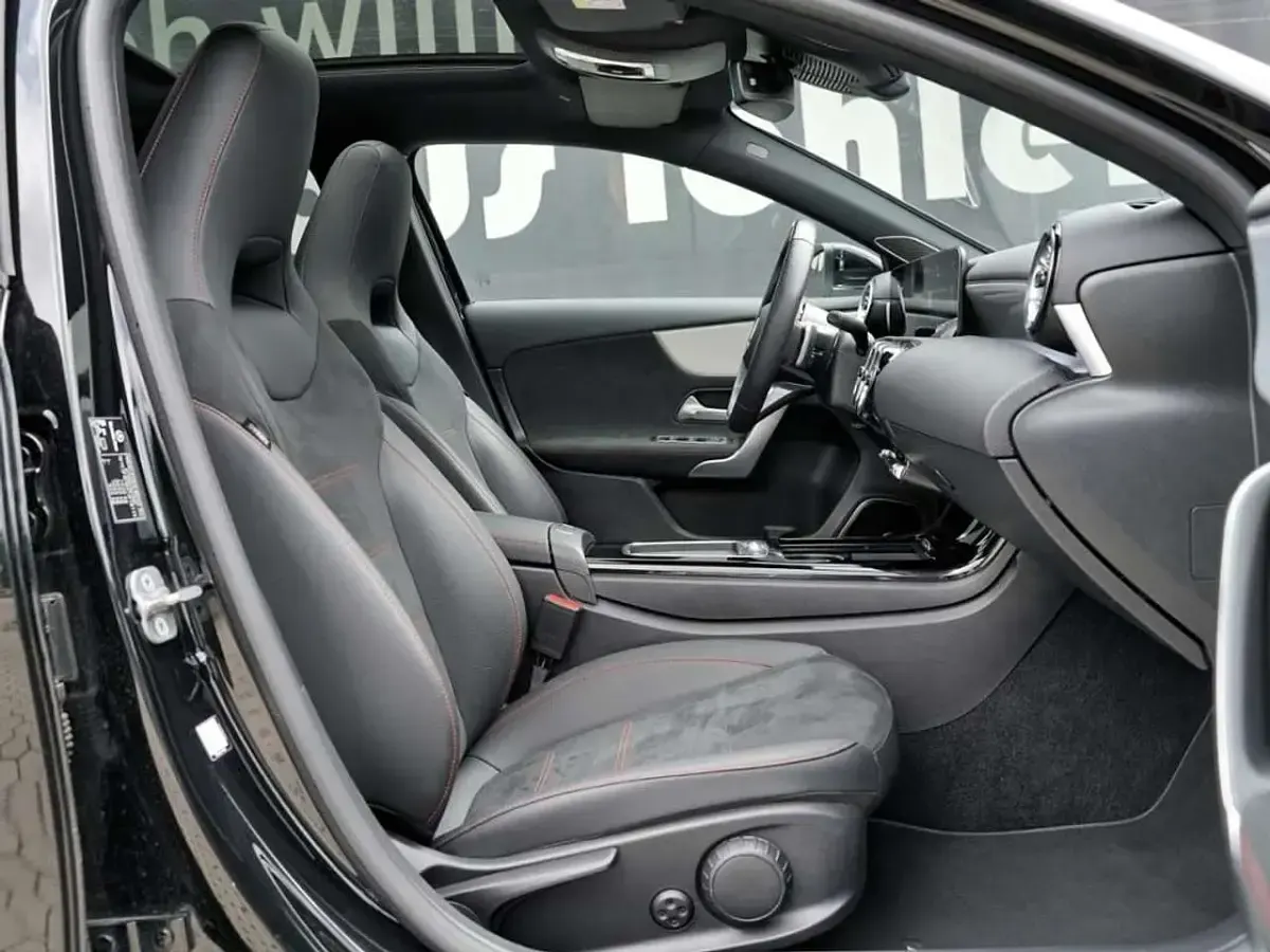 Gebraucht Mercedes A200 AMG 163 PS (119 kW) 2025 Kosmosschwarz Limousine