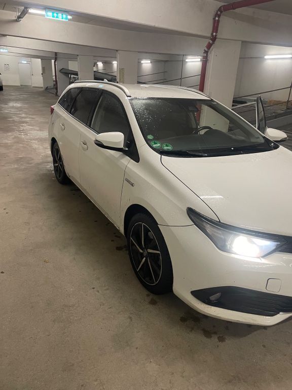 Weiß Gebraucht 2018 Toyota Auris Multidrive S Limousine | 9.400 € (Fairer Preis) - Bild 1/4