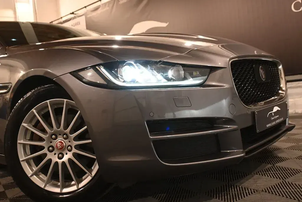 Käytetty Jaguar XE 163 HP (119 kW) 2016 Harmaa Sedan
