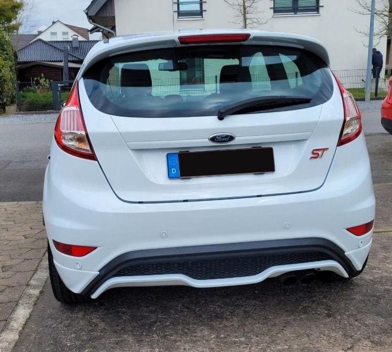 Gebraucht Ford Fiesta ST 182 PS (133 kW) 2016 Weiß Kleinwagen