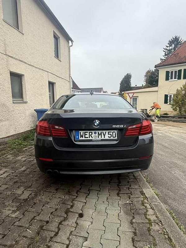 Grau Gebraucht 2010 BMW 528 Limousine | 10.000 € (Fairer Preis) - Bild 1/4