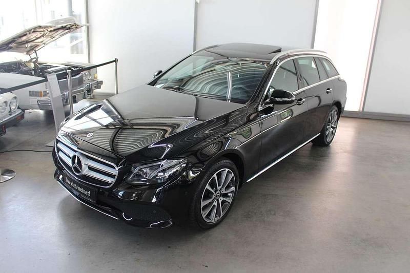 Obsidianschwarz metallic Gebraucht 2018 Mercedes E220 Avantgarde Kombi | 34.890 € (Teuer) - Bild 1/4