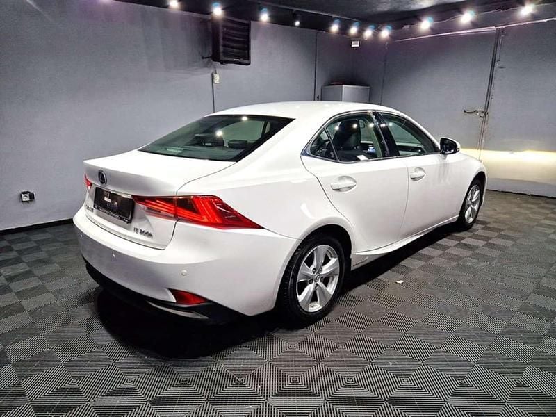 Gebraucht Lexus IS300 223 PS (164 kW) 2019 Sonic white Limousine