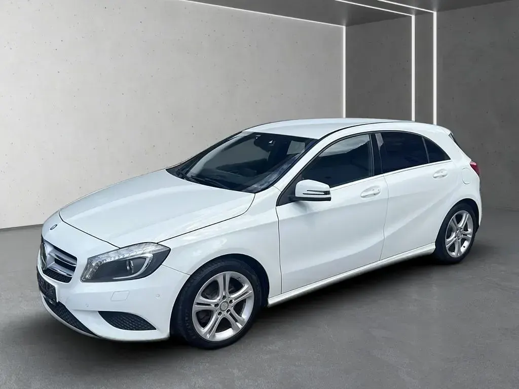 Gebraucht Mercedes A200 Urban 136 PS (100 kW) 2015 Weiß Kleinwagen