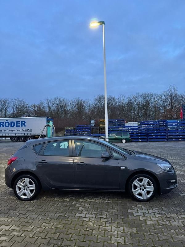 Gebraucht Opel Astra 120 PS (88 kW) 2014 Grau Limousine