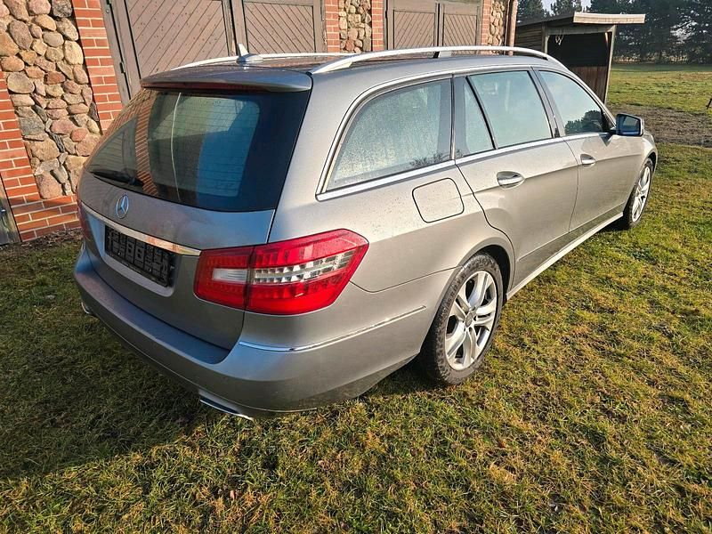 Gebraucht Mercedes E220 170 PS (125 kW) 2012 Grau Kombi