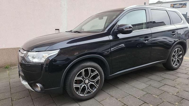 Pantherschwarz (p) Gebraucht 2015 Mitsubishi Outlander Instyle SUV | 8.990 € (Guter Preis) - Bild 1/4