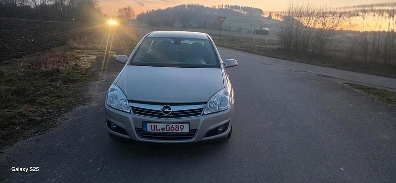 Gebraucht Opel Astra 115 PS (84 kW) 2009 Gold Limousine