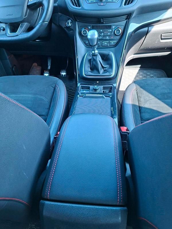 Gebraucht Ford Kuga ST-Line 179 PS (131 kW) 2019 Rot SUV