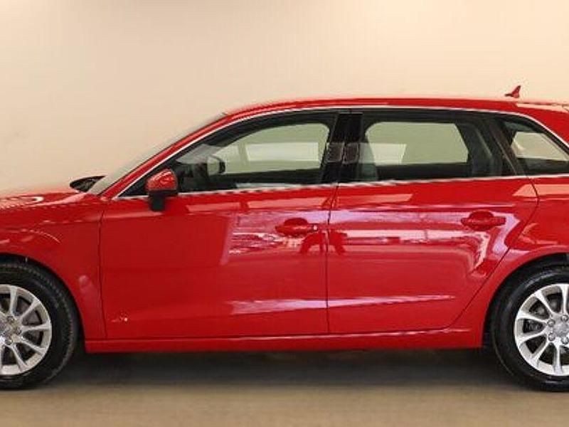 Gebraucht Audi A3 Attraction 122 PS (89 kW) 2013 Rot Limousine