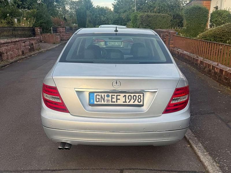 Grau Gebraucht 2011 Mercedes C200 Avantgarde Limousine | 10.500 € (Fairer Preis) - Bild 1/4