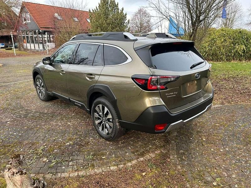 Neu Subaru Outback Platinum 169 PS (124 kW) 2026 Autumn green Kombi