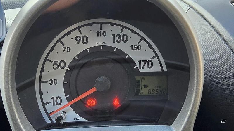 Używany Toyota Aygo Cool 68 KM (50 kW) 2012 Biały Hatchback