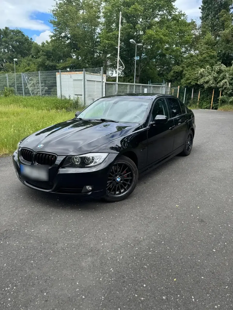 Gebraucht BMW 320 184 PS (135 kW) 2011 Schwarz Limousine