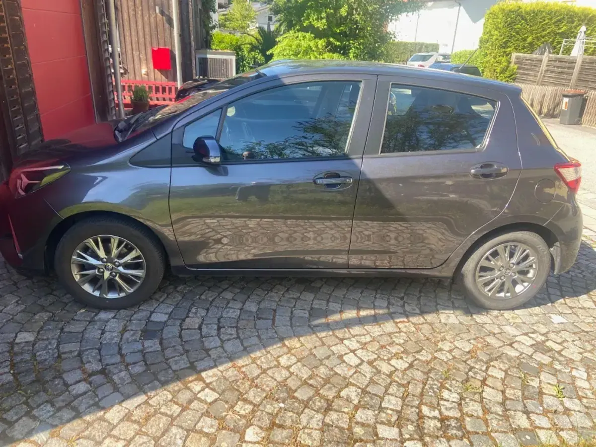 Gebraucht Toyota Yaris 69 PS (50 kW) 2017 Grau Kleinwagen