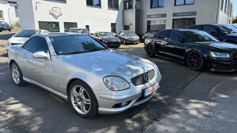 Brillantsilber metalliclack Gebraucht 2002 Mercedes SLK32 AMG AMG Cabrio | 16.990 € (Guter Preis) - Bild 1/4