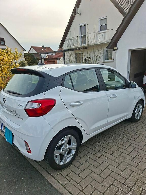 Gebraucht Hyundai i10 Trend 84 PS (61 kW) 2023 Weiß Kleinwagen