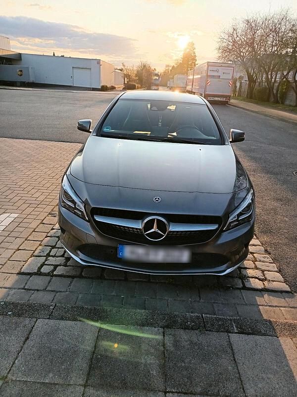 Gebraucht Mercedes CLA180 AMG line 122 PS (89 kW) 2017 Grau Limousine