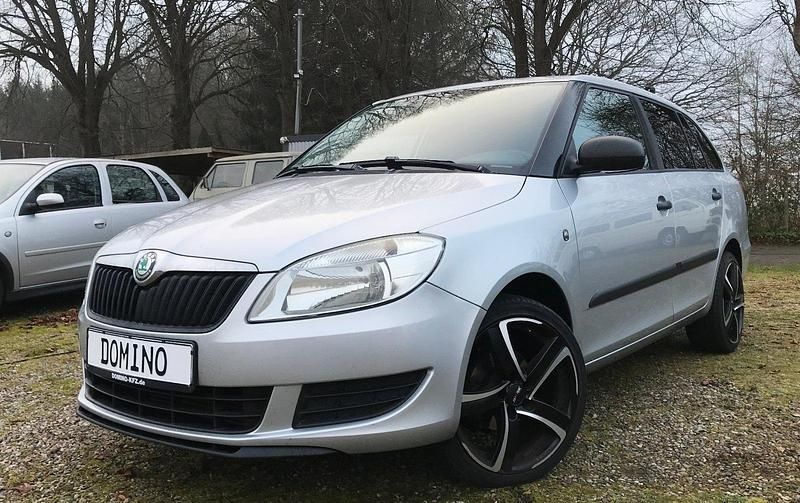 Silber Gebraucht 2011 Skoda Fabia Kombi | 2.980 € (Fairer Preis) - Bild 1/4