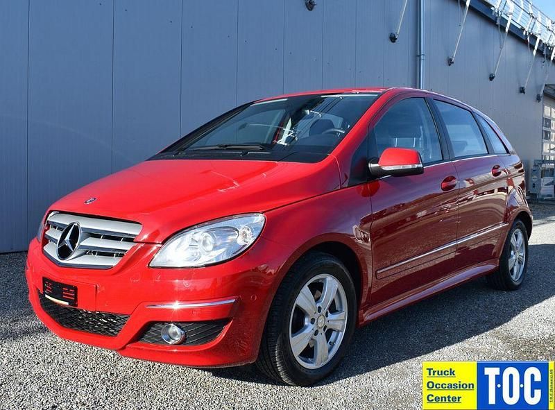 Rot Gebraucht 2010 Mercedes B200 Van / Kleinbus | 5.297 € (Superpreis) - Bild 1/4