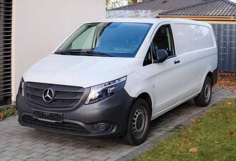 Weiß Gebraucht 2023 Mercedes Vito Van / Kleinbus | 29.490 € (Superpreis) - Bild 1/4