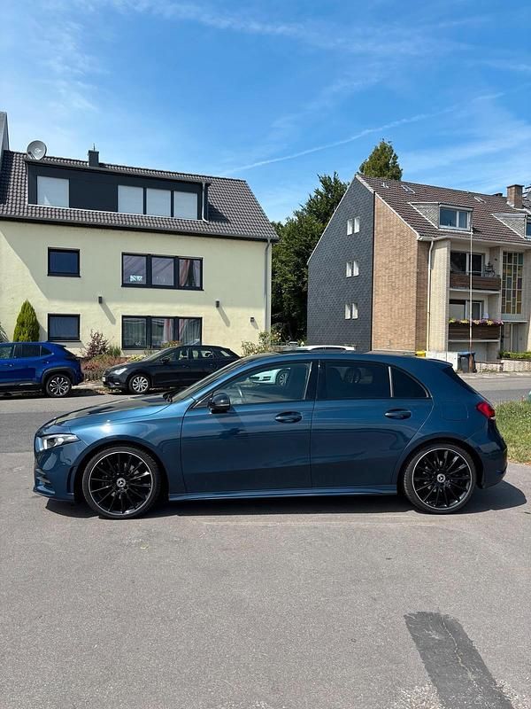 Gebraucht Mercedes A180 AMG line 136 PS (100 kW) 2019 Blau Limousine