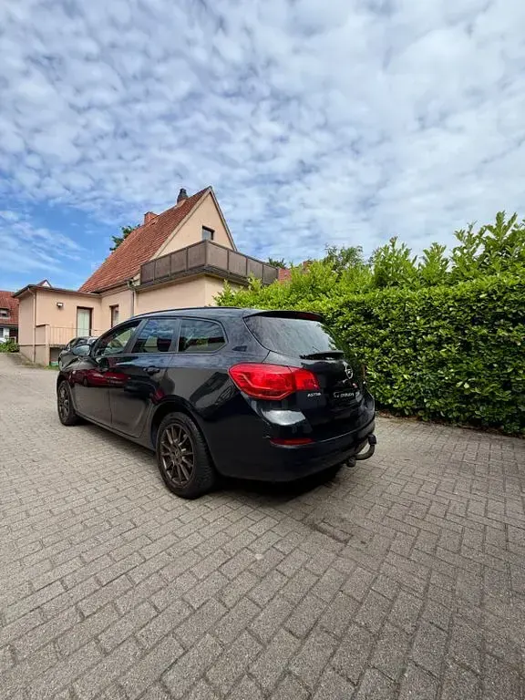 Gebraucht Opel Astra Edition 101 PS (74 kW) 2011 Schwarz Kombi