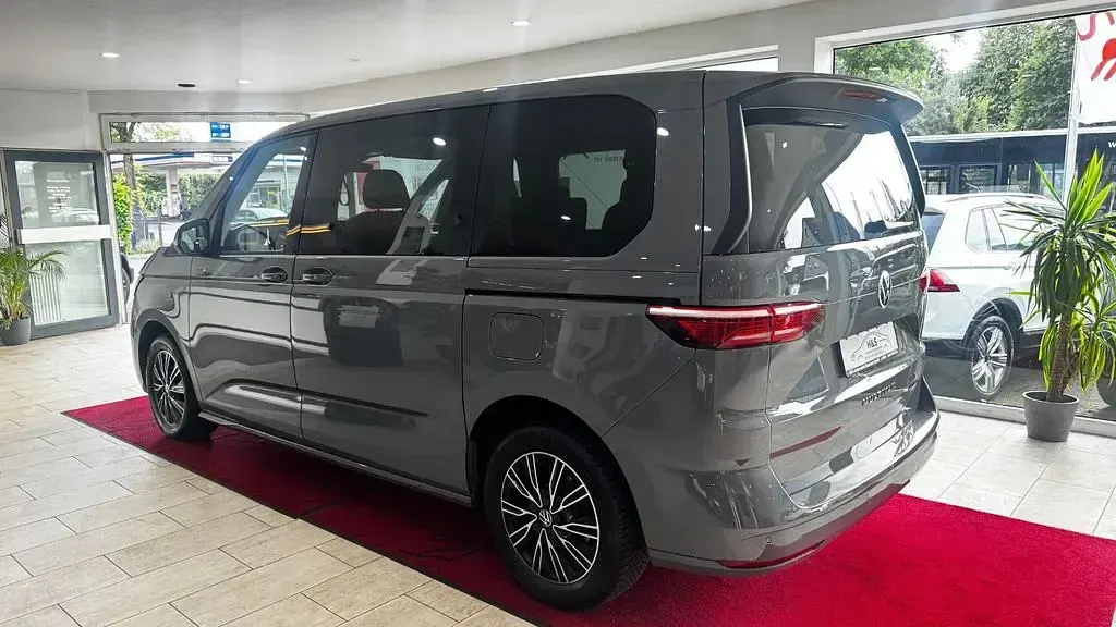 Gebraucht VW Multivan 150 PS (110 kW) 2023 Pure grey Van / Kleinbus